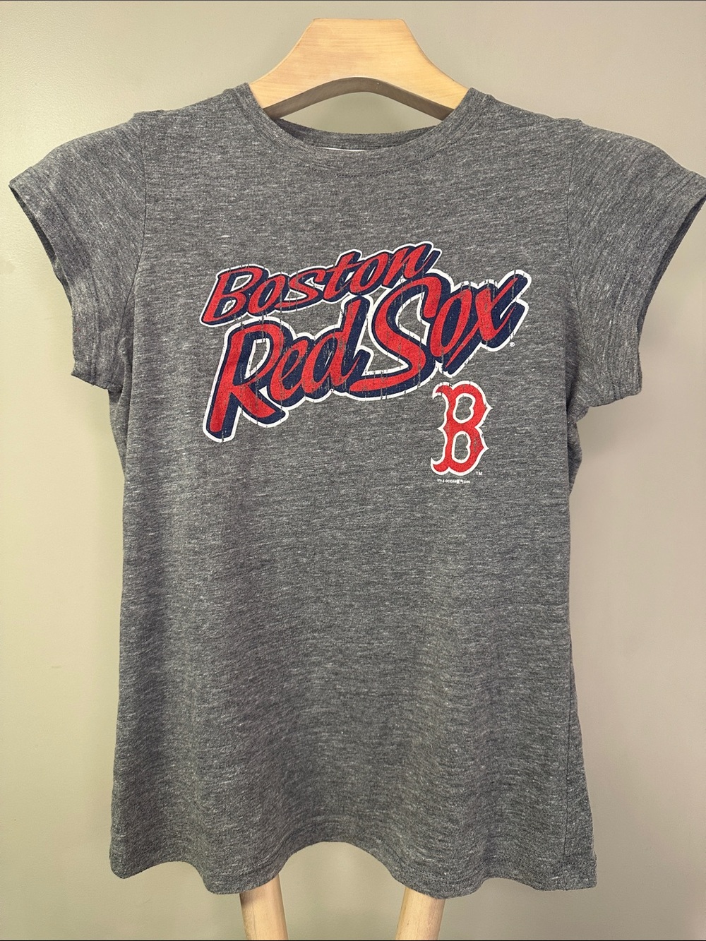 Boston Red Sox Women's
Distressed Logo Graphic T-Shirt
Grey Size L